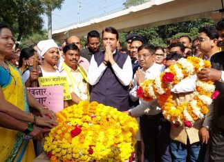 उपमुख्यमंत्री देवेंद्र फडणवीस यांनी गोवारी शहीद स्मारकाला भेट देऊन वाहिली श्रद्धांजली