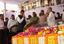 उपमुख्यमंत्री देवेंद्र फडणवीस यांनी घेतले आमदार मुक्ता टिळक यांच्या पार्थिवाचे अंत्यदर्शन