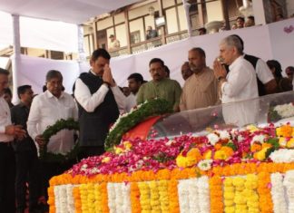 उपमुख्यमंत्री देवेंद्र फडणवीस यांनी घेतले आमदार मुक्ता टिळक यांच्या पार्थिवाचे अंत्यदर्शन