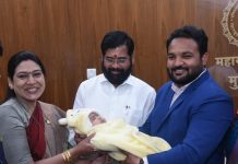 हिवाळी अधिवेशनासाठी तान्हुल्यासह आलेल्या आमदार सरोज अहिरे यांचे मुख्यमंत्र्यांनी केले कौतुक