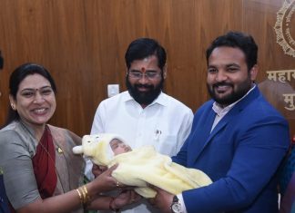 हिवाळी अधिवेशनासाठी तान्हुल्यासह आलेल्या आमदार सरोज अहिरे यांचे मुख्यमंत्र्यांनी केले कौतुक