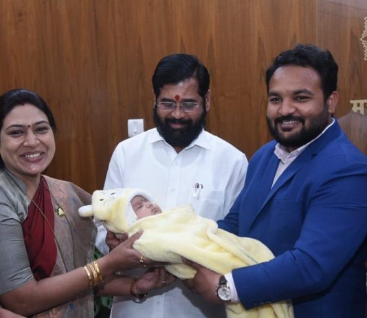 हिवाळी अधिवेशनासाठी तान्हुल्यासह आलेल्या आमदार सरोज अहिरे यांचे मुख्यमंत्र्यांनी केले कौतुक