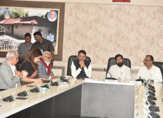 क्रांतिज्योती सावित्रीबाई फुले स्मारक उभारणीबाबत मुख्यमंत्री, उपमुख्यमंत्र्यांकडून आढावा