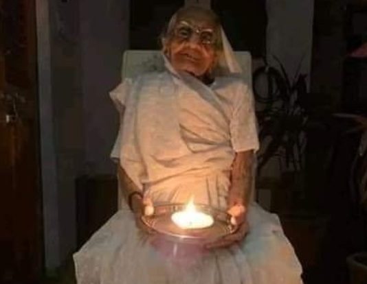 मुख्यमंत्री एकनाथ शिंदे यांची हिराबेन मोदी यांना श्रद्धांजली