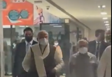 प्रधानमंत्री नरेंद्र मोदी यांनी आई हीराबेन यांची रूग्णालयात जाऊन घेतली भेट