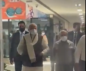 प्रधानमंत्री नरेंद्र मोदी यांनी आई हीराबेन यांची रूग्णालयात जाऊन घेतली भेट