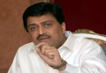 राज्याच्या सीमावर्ती भागातील परिसरात विकासकामांवरची स्थगिती राज्य सरकारनं तातडीनं मागं घ्यावी, माजी मुख्यमंत्र्यांची मागणी