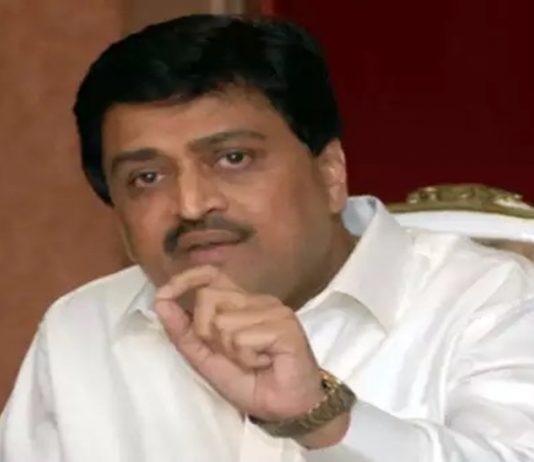 राज्याच्या सीमावर्ती भागातील परिसरात विकासकामांवरची स्थगिती राज्य सरकारनं तातडीनं मागं घ्यावी, माजी मुख्यमंत्र्यांची मागणी