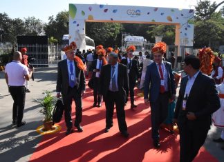 भारतीय उत्पादने आणि परदेशी पाहुण्यांचे मराठमोळे स्वागत