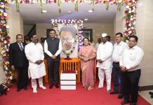 बाळासाहेब ठाकरे यांच्या जयंतीनिमित्त विधानभवनात अभिवादन