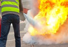 मालाड इथं झोपडपट्टीला आग