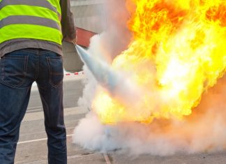 मालाड इथं झोपडपट्टीला आग