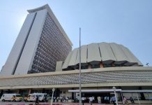 संजय राऊत यांच्याविरोधात हक्कभंग दाखल करण्याच्या मागणीसाठी विधिमंडळाच्या दोन्ही सभागृहात गदरोळ