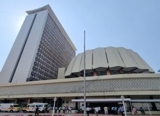 संजय राऊत यांच्याविरोधात हक्कभंग दाखल करण्याच्या मागणीसाठी विधिमंडळाच्या दोन्ही सभागृहात गदरोळ