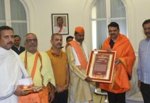 जांबसमर्थ येथील समर्थ वंशज श्रीराम मंदिर संस्थानच्या वतीने उपमुख्यमंत्री देवेंद्र फडणवीस यांना कृतज्ञता पत्र प्रदान
