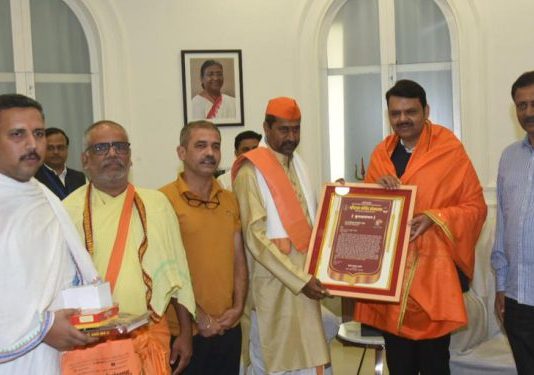 जांबसमर्थ येथील समर्थ वंशज श्रीराम मंदिर संस्थानच्या वतीने उपमुख्यमंत्री देवेंद्र फडणवीस यांना कृतज्ञता पत्र प्रदान