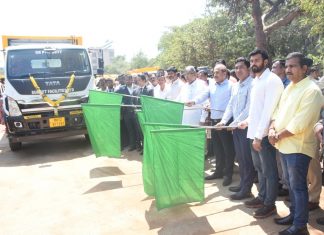 कचरा संकलन वाहनांचे पालकमंत्र्यांच्या हस्ते लोकार्पण