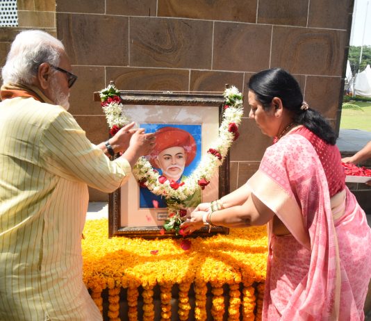 महात्मा जोतिराव फुले यांच्या जयंतीनिमित्त विधान भवनात अभिवादन