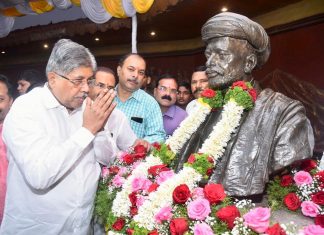 महात्मा जोतिराव फुले यांना जयंतीनिमित्त पालकमंत्री चंद्रकांत पाटील यांचे अभिवादन