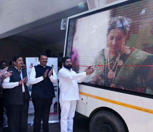 सरकार आपल्या दारी मोबाईल व्हॅनचे मुख्यमंत्री शिंदे यांच्या हस्ते उद्घाटन