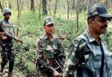 छत्तीसगडमध्ये नक्षलवाद्यांनी केलेल्या भूसुरूंग स्फोटात ११ पोलिसांना वीरमरण