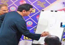 राज ठाकरे यांच्या हस्ते झालं पुणे आंतरराष्ट्रीय व्यंगचित्र महोत्सवाचं उद्घाटन