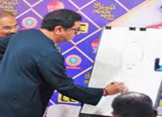 राज ठाकरे यांच्या हस्ते झालं पुणे आंतरराष्ट्रीय व्यंगचित्र महोत्सवाचं उद्घाटन