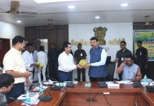 खते, बि-बियाणे शेतकऱ्यांपर्यंत वेळेत पोहोचवा – पालकमंत्री देवेंद्र फडणवीस