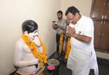 हुतात्मा चंद्रशेखर आजाद यांच्या जन्मस्थळाला मंत्री सुधीर मुनगंटीवार यांची भेट