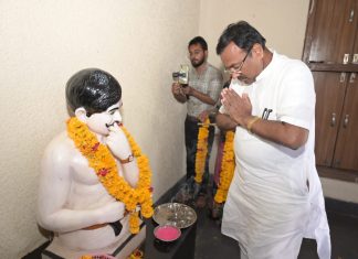 हुतात्मा चंद्रशेखर आजाद यांच्या जन्मस्थळाला मंत्री सुधीर मुनगंटीवार यांची भेट