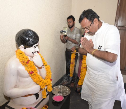 हुतात्मा चंद्रशेखर आजाद यांच्या जन्मस्थळाला मंत्री सुधीर मुनगंटीवार यांची भेट