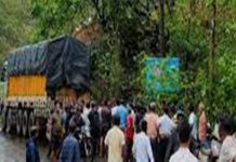 रत्नागिरी जिल्ह्यात दापोली-हर्णे मार्गावर झालेल्या अपघातात ८ जणांचा मृत्यू