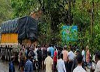 रत्नागिरी जिल्ह्यात दापोली-हर्णे मार्गावर झालेल्या अपघातात ८ जणांचा मृत्यू