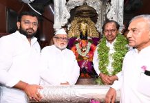 तेंलगणाचे मुख्यमंत्री, के चंद्रशेखर राव यांनी पंढरपुरच्या विठ्ठलमंदिरात जाऊन घेतलं दर्शन