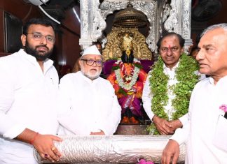तेंलगणाचे मुख्यमंत्री, के चंद्रशेखर राव यांनी पंढरपुरच्या विठ्ठलमंदिरात जाऊन घेतलं दर्शन
