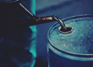 आंतरराष्ट्रीय बाजारात कच्च्या तेलाच्या दरात घसरण