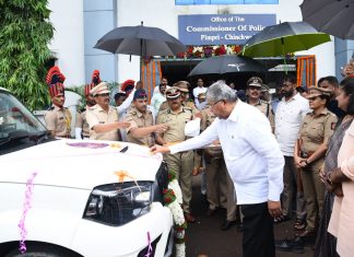 पालकमंत्र्यांच्या हस्ते पिंपरी चिंचवड पोलिस आयुक्तालयाच्या नवीन वाहनांचे लोकार्पण