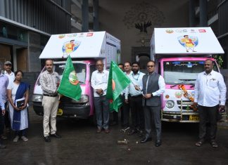 जिल्हाधिकारी डॉ. राजेश देशमुख यांच्या हस्ते प्रधानमंत्री पीक विमा योजनेच्या प्रचार रथाचा शुभारंभ