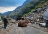 उत्तराखंडच्या गढवाल आणि कुमाऊं क्षेत्रात भूस्खलन झाल्यामुळे अनेक रस्ते अजूनही वाहतुकीसाठी बंद
