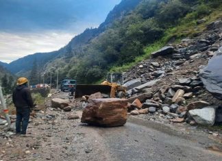 उत्तराखंडच्या गढवाल आणि कुमाऊं क्षेत्रात भूस्खलन झाल्यामुळे अनेक रस्ते अजूनही वाहतुकीसाठी बंद