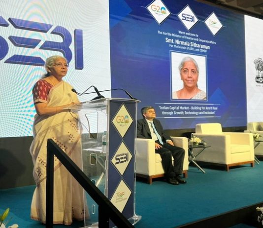 गेल्या १० वर्षात देशातल्या बाजारपेठांचं भांडवली मूल्य मोठ्या प्रमाणात वाढल्याचं केंद्रीय अर्थमंत्री यांचं प्रतिपादन