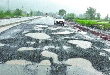 मुंबई-गोवा महामार्गांचं काम बारा वर्षांनंतरही पूर्ण झालेलं नाही याचा निषेध म्हणून रायगड जिल्ह्यातील पत्रकारांचं आंदोलन