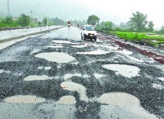 मुंबई-गोवा महामार्गांचं काम बारा वर्षांनंतरही पूर्ण झालेलं नाही याचा निषेध म्हणून रायगड जिल्ह्यातील पत्रकारांचं आंदोलन