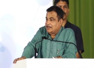 इथेनॉल इंधनावर चालणाऱ्या जगातल्या पहिल्या मोटारीचं केंद्रीय मंत्री नितीन गडकरी यांच्या हस्ते अनावरण