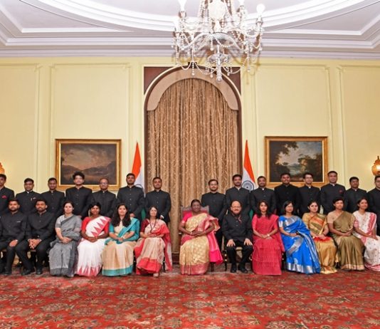 भारतीय टपाल सेवेच्या प्रशिक्षणार्थी अधिकाऱ्यांनी आज राष्ट्रपतींची घेतली भेट