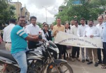 वाहतूक नियमांचं उल्लंघन करणाऱ्यांना वकिलांनी समजावून सांगितलं वाहतूक नियमांचं महत्व