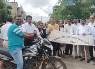 वाहतूक नियमांचं उल्लंघन करणाऱ्यांना वकिलांनी समजावून सांगितलं वाहतूक नियमांचं महत्व