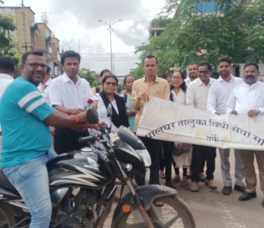 वाहतूक नियमांचं उल्लंघन करणाऱ्यांना वकिलांनी समजावून सांगितलं वाहतूक नियमांचं महत्व