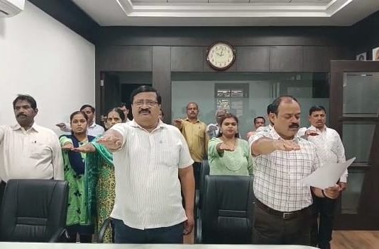 ‘माझी माती माझा देश’ विभागीय माहिती कार्यालयात पंचप्रण शपथ