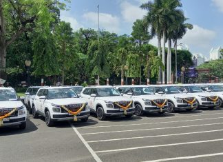 जनतेला आरोग्य सुविधा तातडीने पुरविता याव्यात यासाठी आरोग्य मंत्री डॉ तानाजी सावंत यांच्या हस्ते ४६ वाहनांचे हस्तांतरण